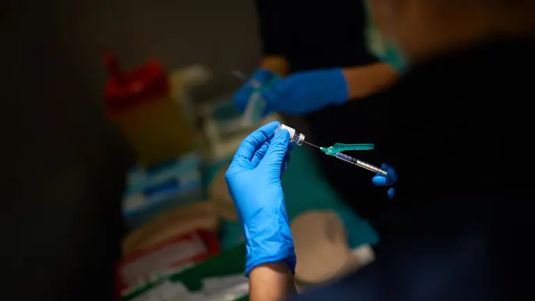 Vacunación de los primeros sanitarios en las instalaciones montadas en Refena. MIGUEL OSÉS