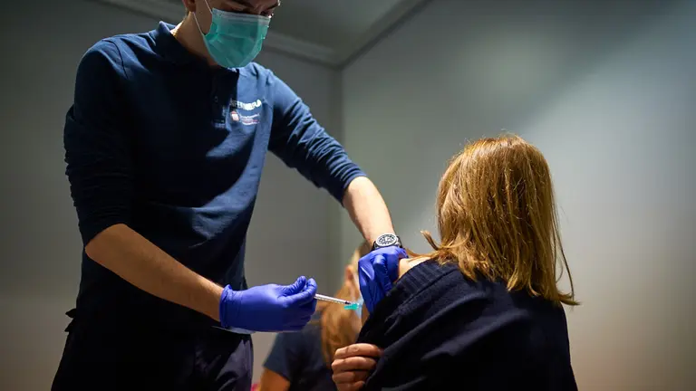 Vacunación de los primeros sanitarios en las instalaciones montadas en Refena. MIGUEL OSÉS