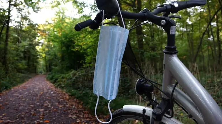Una mascarilla cuelga de una bicicleta. ARCHIVO