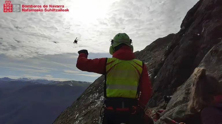 Rescate efectuado este sábado por el GRT con la ayuda de un helicóptero. BOMBEROS DE NAVARRA