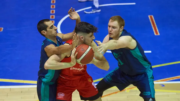 Basket Navarra se enfrenta al Menorca en el Pabellón Arrosadía de Pamplona. MIGUEL OSÉS