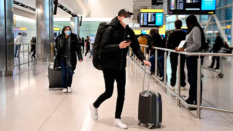Una viajero llega a un aeropuerto. EFE/EPA/ANDY RAIN