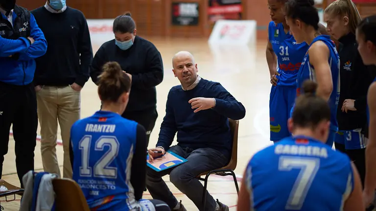 El FNB Ardoi Femenino se enfrenta al Vega Lagunera Tenerife en el Polideportivo de Zizur Mayor. MIGUEL OSÉS
