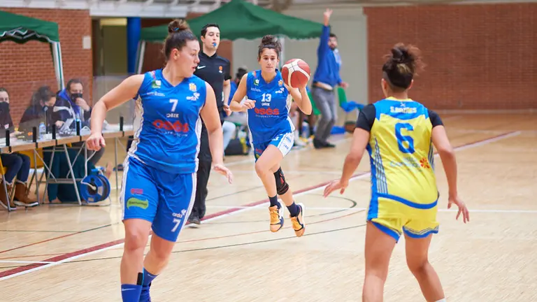 El FNB Ardoi Femenino se enfrenta al Vega Lagunera Tenerife en el Polideportivo de Zizur Mayor. MIGUEL OSÉS