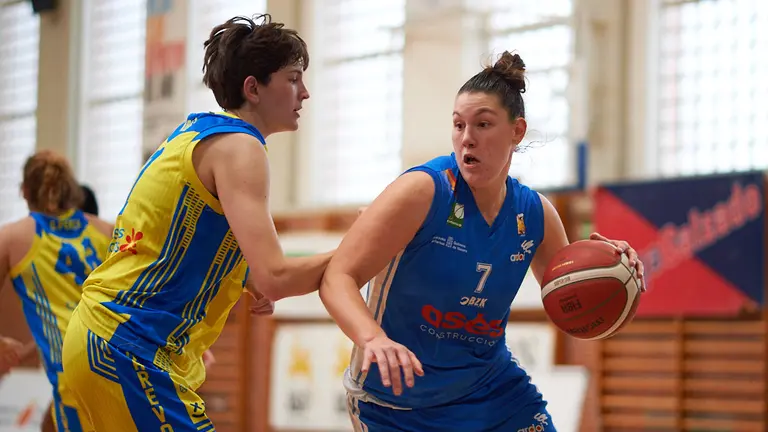 El FNB Ardoi Femenino se enfrenta al Vega Lagunera Tenerife en el Polideportivo de Zizur Mayor. MIGUEL OSÉS