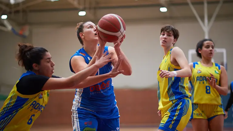 El FNB Ardoi Femenino se enfrenta al Vega Lagunera Tenerife en el Polideportivo de Zizur Mayor. MIGUEL OSÉS