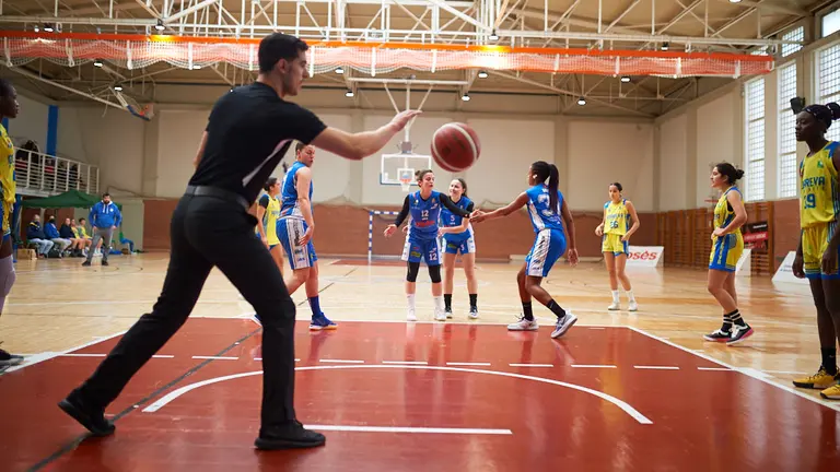 El FNB Ardoi Femenino se enfrenta al Vega Lagunera Tenerife en el Polideportivo de Zizur Mayor. MIGUEL OSÉS