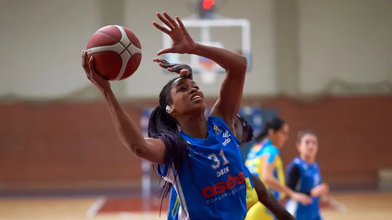 El FNB Ardoi Femenino se enfrenta al Vega Lagunera Tenerife en el Polideportivo de Zizur Mayor. MIGUEL OSÉS
