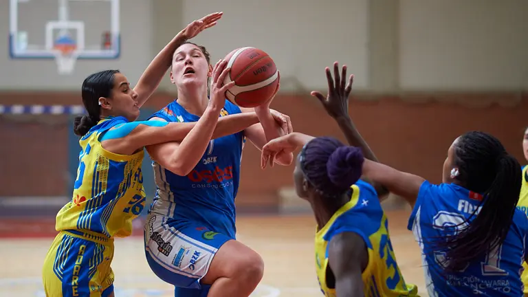 El FNB Ardoi Femenino se enfrenta al Vega Lagunera Tenerife en el Polideportivo de Zizur Mayor. MIGUEL OSÉS