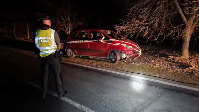 Coche siniestrado en Lerín tras intentar esquivar en la carretera a un animal. GUARDIA CIVIL DE NAVARRA