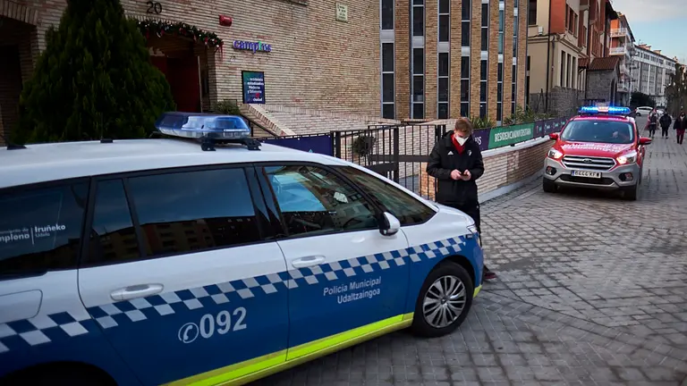 Policía Municipal de Pamplona y Policía Foral custodian una residencia de estudiantes al detectarse un brote con 13 infectados. PABLO LASAOSA