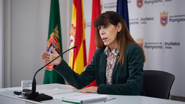 Maite Esporrín y Xabier Sagardoy ofrecen una rueda de prensa para presentar las enmiendas ofrecidas al Ayuntamiento de la calle Padre Moret. PABLO LASAOSA
