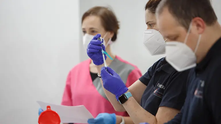 Los residentes de El Vergel en Pamplona reciben la segunda dosis de la vacuna de Pfizer contra la Covid. GOBIERNO DE NAVARRA