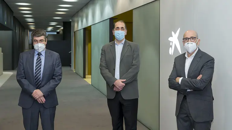 Carlos Asarta, del Centro de Instituciones de Navarra de CaixaBank; Jesús Vicente Cía, director de la Casa de Misericordia; y Javier Muñoz, de Acción Social de CaixaBank.CAIXABANK
