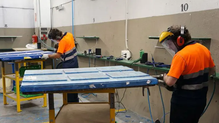 Trabajadores de Plastic Repair System en una de sus plantas PRS