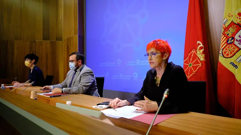 El vicepresidente primero del Gobierno de Navarra, Javier Remirez, junto a las consejeras de Salud y de Hacienda, Santos Indurain y Elma Saiz. MIGUEL OSÉS