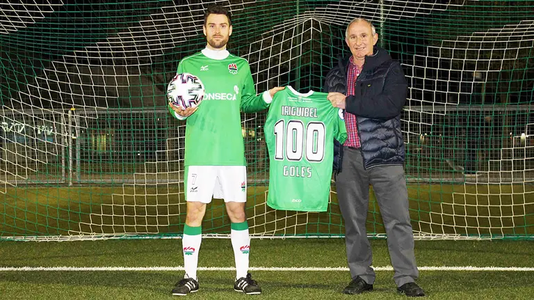 Ander Iriguíbel con la camiseta de recuerdo por sus cien goles con la AD San Juan. Cedida.
