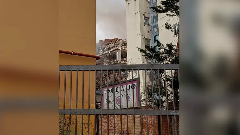 Una fuerte explosión derrumba tres plantas de un edificio en la calle Toledo de Madrid. EFE (Jake Threadgould)