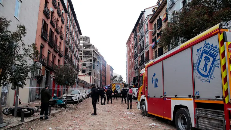 Efectivos de la Policía Nacional y Bomberos trabajan en la calle Toledo de Madrid. Al menos tres personas han muerto tras la explosión que ha provocado el derrumbe de parte de un edificio de seis plantas en la calle Toledo, en el centro de Madrid, en torno a las tres de la tarde de este miércoles. La explosión ha afectado completamente a la fachada de la finca situada en la calle de Toledo (c), en el distrito de La Latina, muy cerca de la Puerta de Toledo y junto a la iglesia de la Paloma.-EFE/ Ana María Márquez