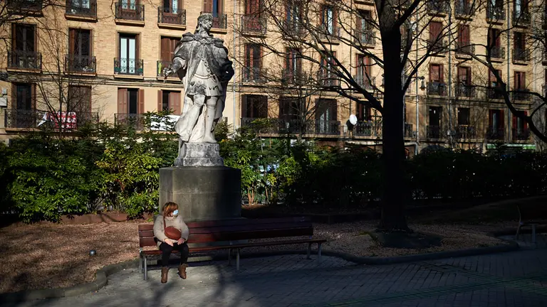 Una mujer sentada al sol en el Paseo Sarasate durante la tercera ola del coronavirus en la Comunidad Foral. MIGUEL OSÉS
