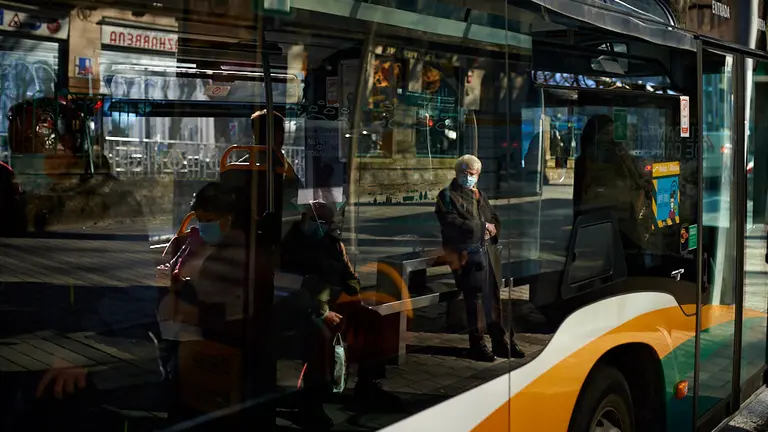 Una mujer sentada en la marquesina espera la llegada de la villavesa durante la tercera ola del coronavirus en la Comunidad Foral. MIGUEL OSÉS