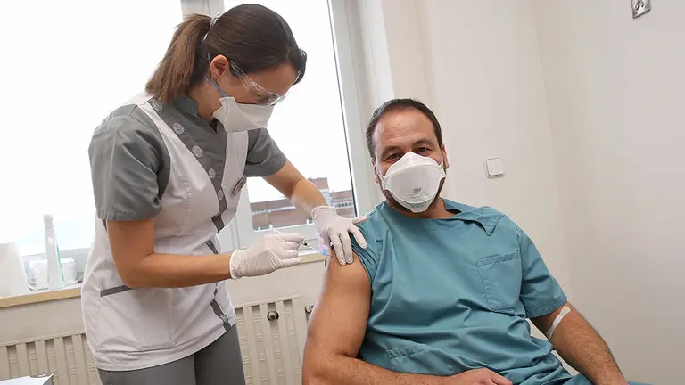 José Luis del Pozo, director del Servicio de Enfermedades Infecciosas y del Departamento de Microbiología, recibiendo la vacuna. - CLÍNICA UNIVERSIDAD DE NAVARRA