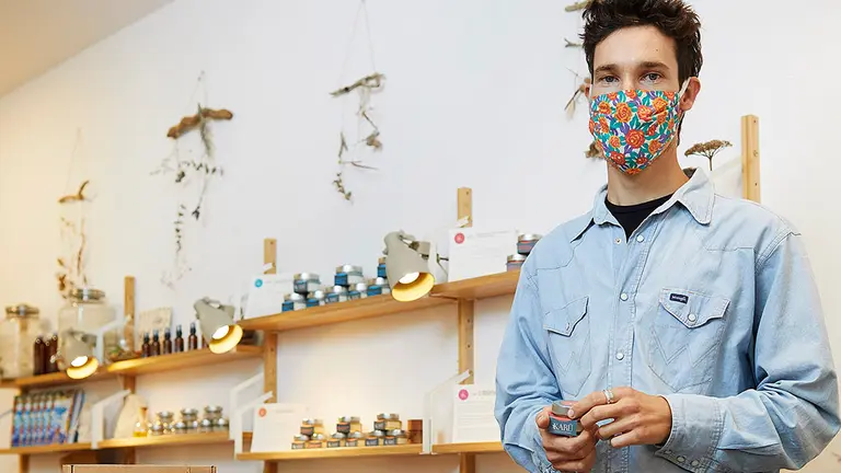 Chicho, fundador de la tienda-obrador de cosmética natural Karü, creada con la ayuda de un microcrédito de MicroBank. CAIXABANK