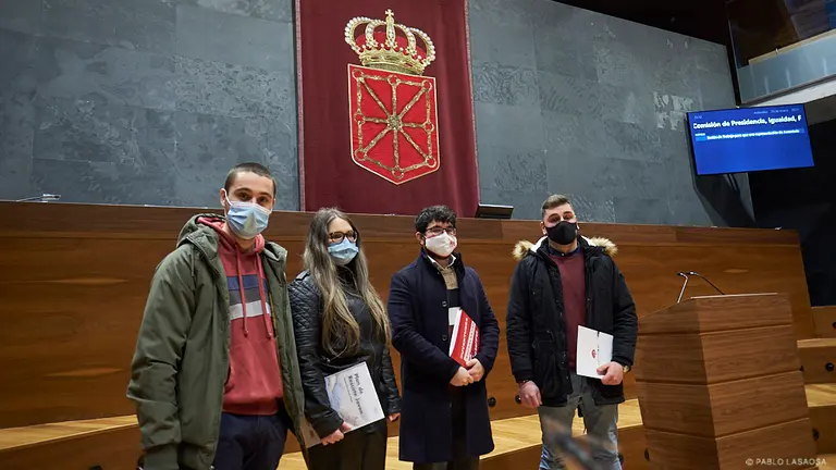 Una representación de Juventudes Socialistas de Navarra-NGS, Gazteok Bai, EH Bildu Gazteak y Rebeldía Navarra exponen el documento con 160 medidas para el "rescate joven" consensuado entre estas formaciones en el Parlamento de Navarra. PABLO LASAOSA