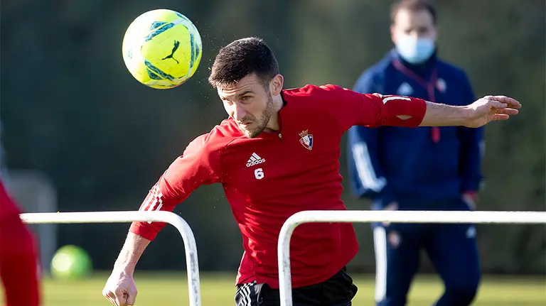Oier Sanjurjo en un entrenamiento en Tajonar CA Osasuna.