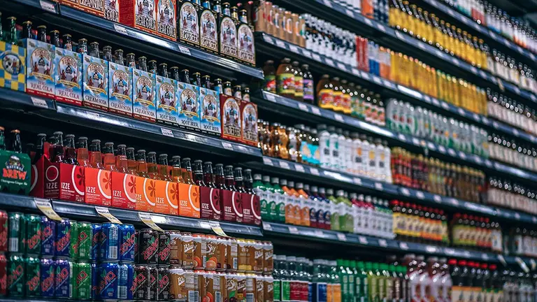 Varias estanterías de bebidas de un hipermercado. ARCHIVO