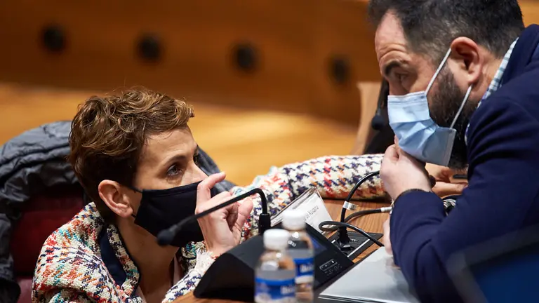 La Presidenta del Gobierno de Navarra, Maria Chivite, habla con el portavoz del PSN, Ramón Alzorriz, durante el Pleno en el Parlamento de Navarra. MIGUEL OSÉS