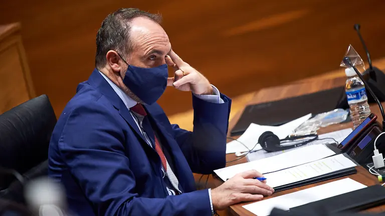 Javier Esparza, portavoz de Navarra Suma, durante el pleno en el Parlamento de Navarra. MIGUEL OSÉS