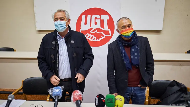 El secretario general de UGT, Pepe Álvarez, y el secretario general de la UGT de Navarra, Jesús Santos, informan en rueda de prensa sobre las negociaciones que se están manteniendo con el Gobierno y la patronal y las movilizaciones convocadas para el próximo 11 de febrero. PABLO LASAOSA