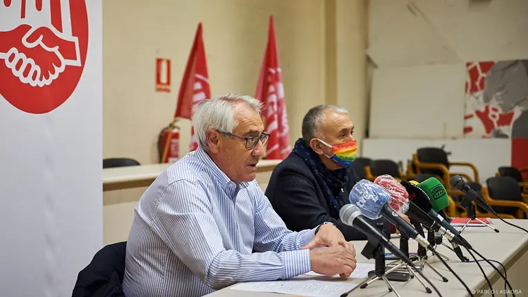 El secretario general de UGT, Pepe Álvarez, y el secretario general de la UGT de Navarra, Jesús Santos, informan en rueda de prensa sobre las negociaciones que se están manteniendo con el Gobierno y la patronal y las movilizaciones convocadas para el próximo 11 de febrero. PABLO LASAOSA