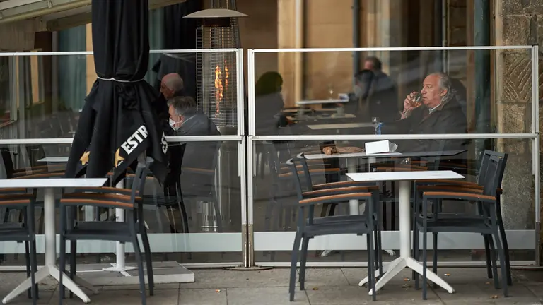 Un señor sentado en la terraza de un bar en la Plaza del Castillo de Pamplona durante la pandemia de coronavirus. MIGUEL OSÉS