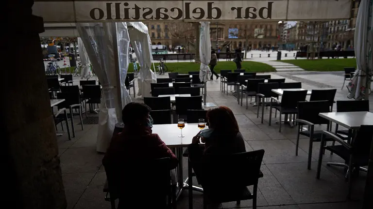 Dos mujeres se toman una caña en la terraza de un bar en la Plaza del Castillo de Pamplona durante la pandemia de coronavirus. MIGUEL OSÉS