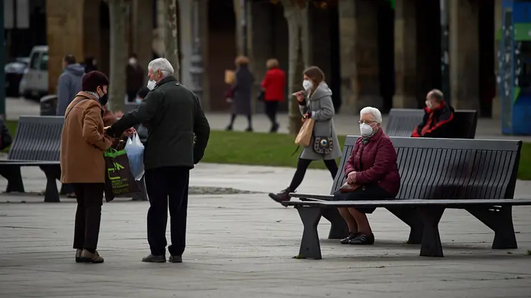 Una mujer se sienta en un banco en la Plaza del Castillo de Pamplona durante la pandemia de coronavirus. MIGUEL OSÉS