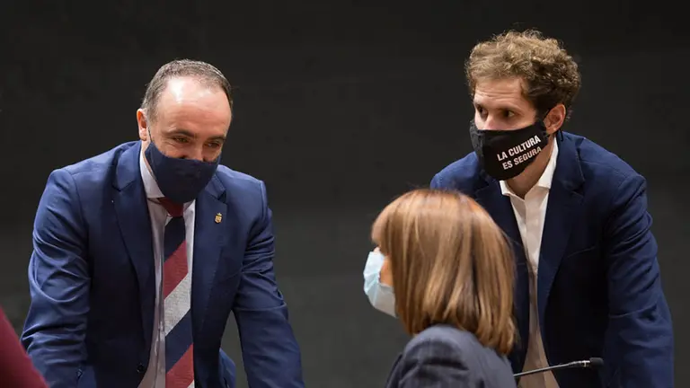 Javier Esparza y Alberto Bonilla en el pleno del Parlamento de Navarra. PN