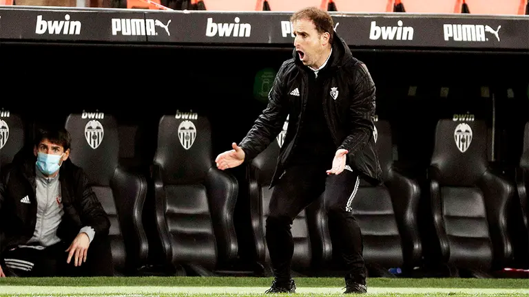 El entrenador del Osasuna, Jagoba Arrasate, durante el partido ante el Valencia correspondiente a la 19ª jornada de LaLiga Santander que se celebra este jueves en el estadio Mestalla de Valencia. EFE/ Manuel Bruque