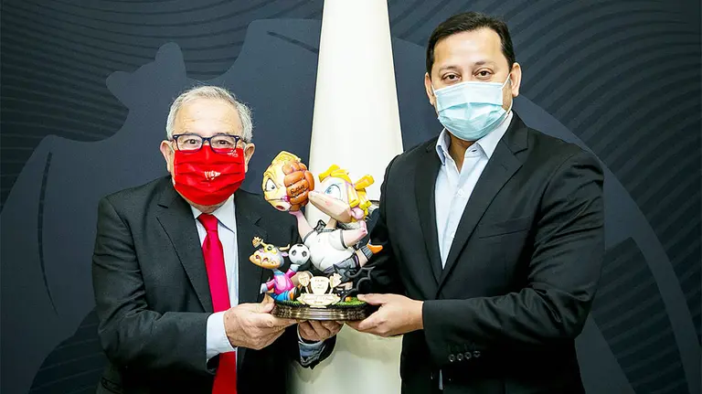 El presidente de Osasuna, Luis Sabalza, recibe el ninot de manos del presidente del Valencia CF.