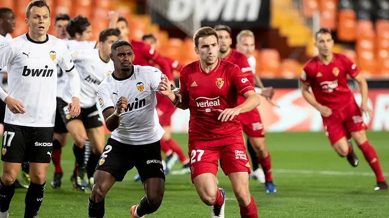Jon Moncayola al remate ante el Valencia en Mestalla. CA Osasuna.