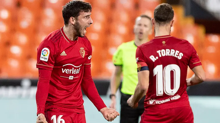 Jonathan Calleri ante el Valencia en Mestalla. CA Osasuna