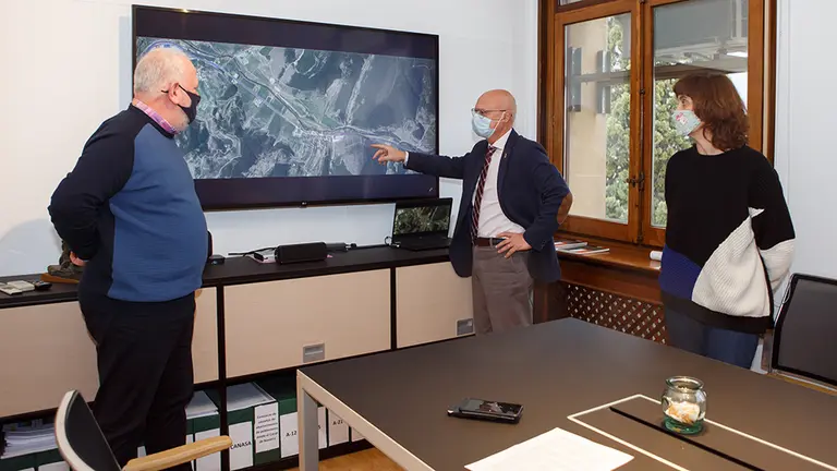 Ciriza informa al alcalde Lezáun y a la alcaldesa Lizoáin sobre la planificación de las obras del primer tramo de la N-121-A. GOBIERNO DE NAVARRA