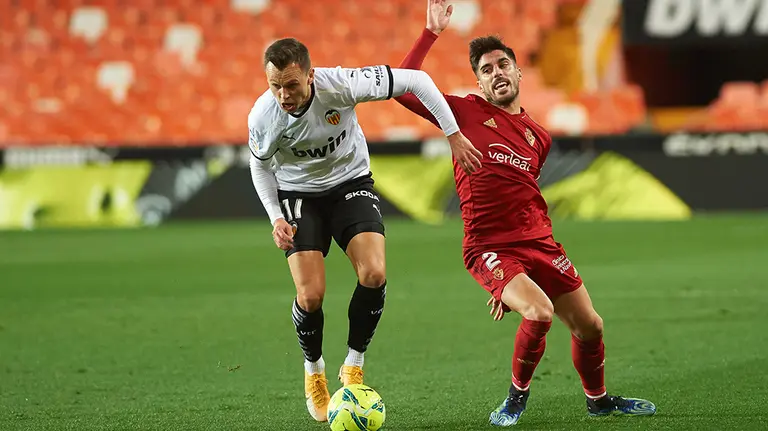 Denis Cheryshev junto a Nacho Vidal en el partido entre Valencia y Osasuna en Mestalla. Europa Press.