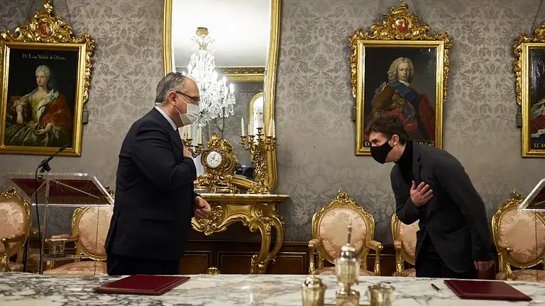 El consejero de Políticas Migratorias y Justicia, Eduardo Santos, y el alcalde de Pamplona, Enrique Maya, firman un acuerdo para la ampliación del Palacio de Justicia. PABLO LASAOSA