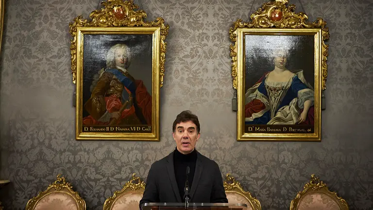 El consejero de Políticas Migratorias y Justicia, Eduardo Santos, y el alcalde de Pamplona, Enrique Maya, firman un acuerdo para la ampliación del Palacio de Justicia. PABLO LASAOSA