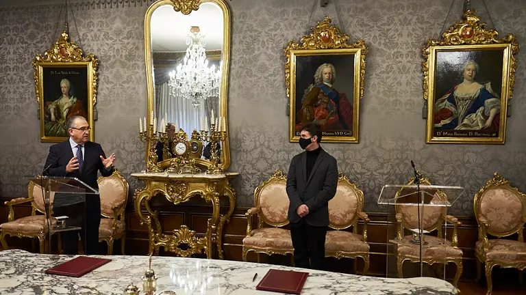 El consejero de Políticas Migratorias y Justicia, Eduardo Santos, y el alcalde de Pamplona, Enrique Maya, firman un acuerdo para la ampliación del Palacio de Justicia. PABLO LASAOSA