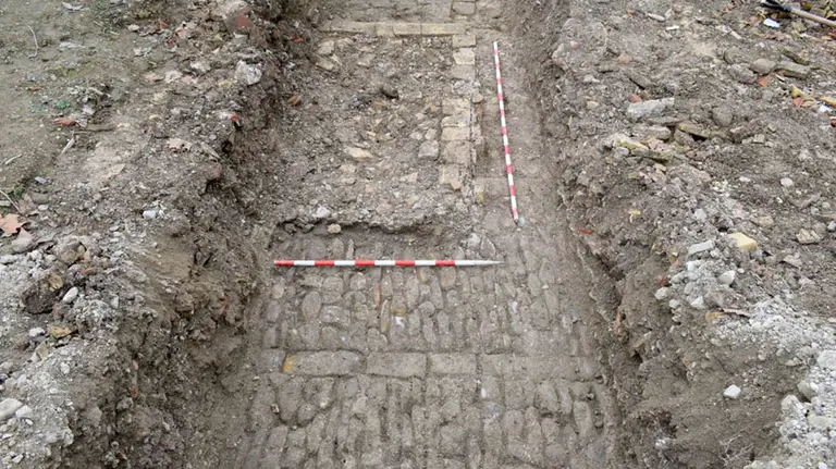 Restos de un vial aparecido en las obras de urbanización del parque Chantrea Sur AYUNTAMIENTO DE PAMPLONA