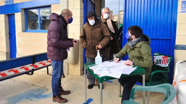 Control de entrada de público a un campo de fútbol. FNF.
