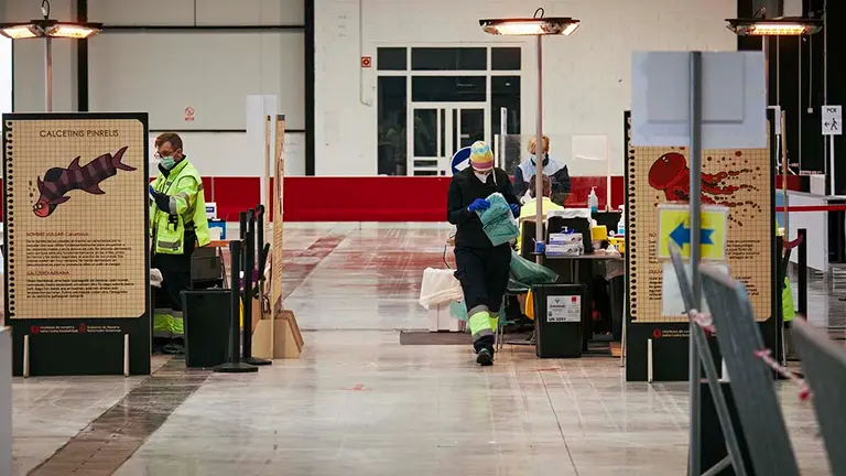 Representantes del Gobierno de Navarra, de la Universidad Pública de Navarra y del SAMU de Toulouse  atienden a los medios de comunicación durante el despliegue del hospital móvil que recorrerá en las próximas semanas diferentes localidades navarras con el objetivo de apoyar la vacunación COVID-19 en la Comunidad Foral.

Esta instalación ha sido cedida por el Centro Hospitalario Universitario de Toulouse (Francia) en el marco de la red de cooperación europea EGALURG, de la que forma parte el centro de investigación biomédica Navarrabiomed.